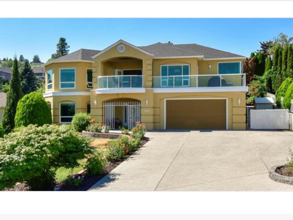 Lake View Yellow House By Winary Resort West Kelowna Εξωτερικό φωτογραφία