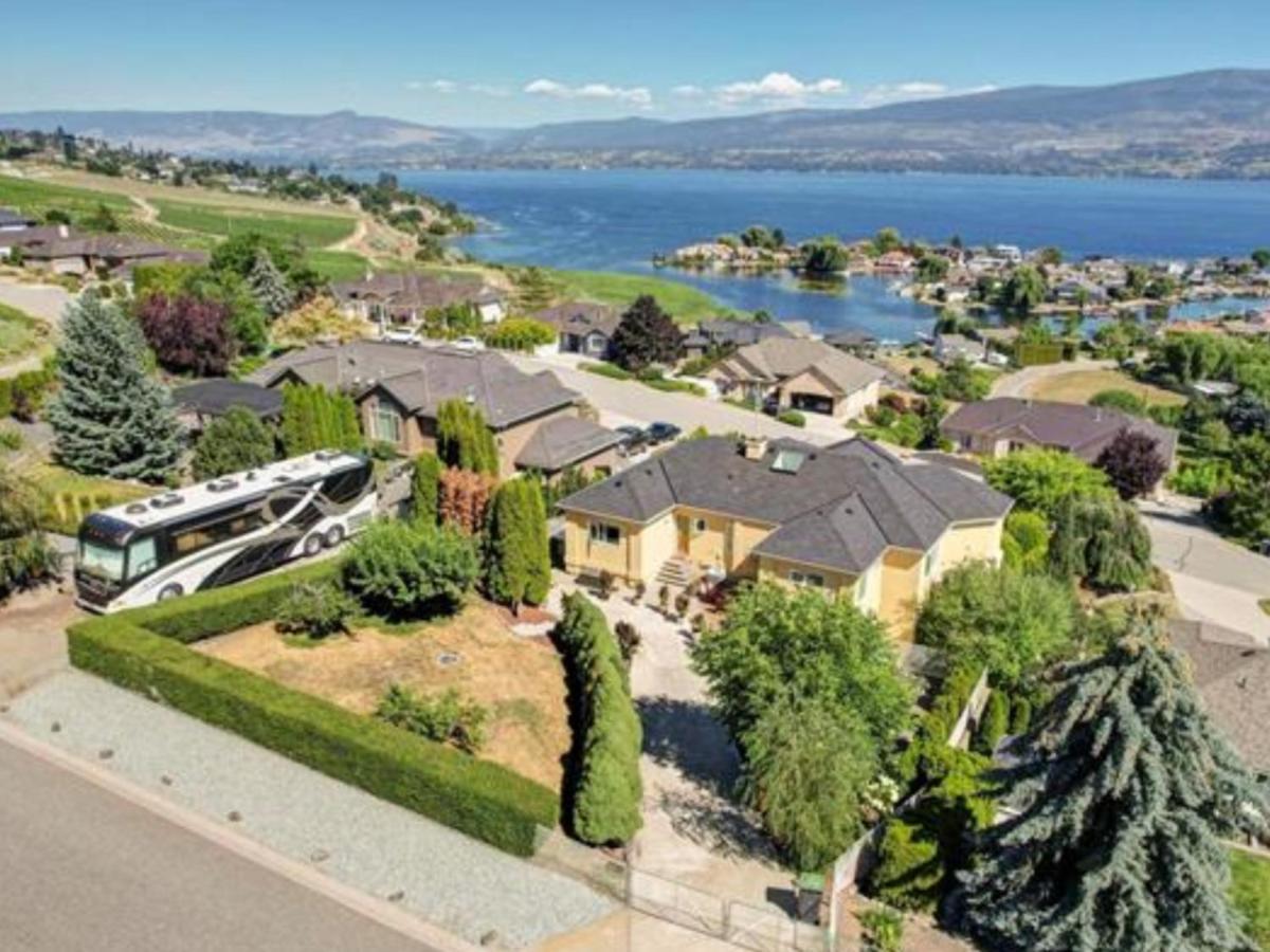 Lake View Yellow House By Winary Resort West Kelowna Εξωτερικό φωτογραφία