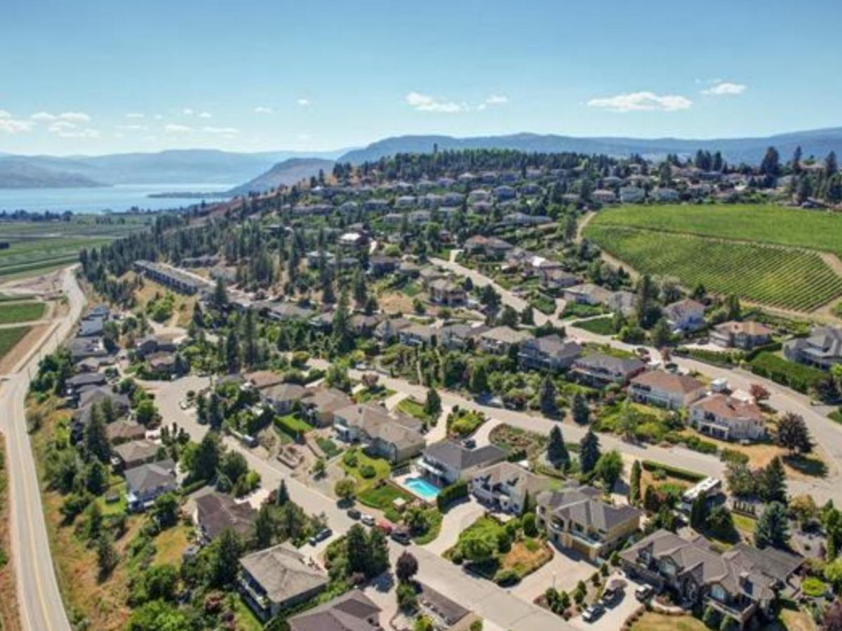 Lake View Yellow House By Winary Resort West Kelowna Εξωτερικό φωτογραφία