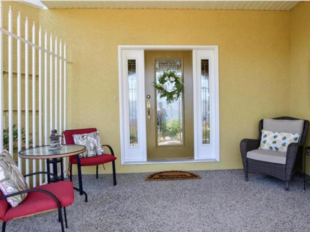 Lake View Yellow House By Winary Resort West Kelowna Εξωτερικό φωτογραφία